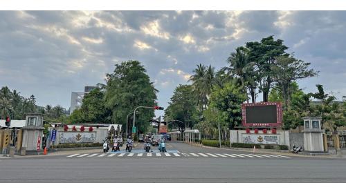 &nbsp;世運/國家體育園區站為地上四層車站，設有4處出入口，車站附近有高雄國家體育館、國家運動訓練中心及國軍左營總醫院。【圖/國軍左營總醫院】