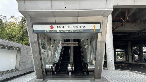 &nbsp;油廠國小站為地上四層車站，設有4處出入口，設有公共藝術『半屏新綠』，三樓為月台層，設有兩座側式月台，四樓為轉換層，設有天橋供旅客轉換月台。 【圖/１號出入口，油廠教會、國光聯合診所】