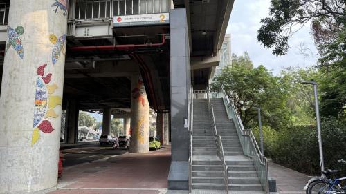 &nbsp;油廠國小站為地上四層車站，設有4處出入口，設有公共藝術『半屏新綠』，三樓為月台層，設有兩座側式月台，四樓為轉換層，設有天橋供旅客轉換月台。【圖/２號出入口，國光新村、煉油廠宿舍】