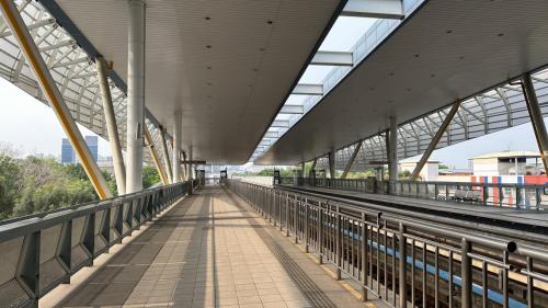 &nbsp;油廠國小站為地上四層車站，設有4處出入口，設有公共藝術『半屏新綠』，三樓為月台層，設有兩座側式月台，四樓為轉換層，設有天橋供旅客轉換月台