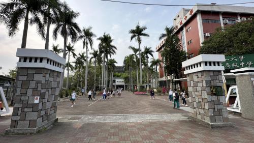&nbsp;油廠國小站編號為R18，副站名為中山大學附中，位於楠梓區左楠路，於2008年3月啟用，車站附近設有油廠國小及中山附中。【圖/中山附中】