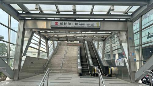 &nbsp;楠梓加工區站為地上三層車站，設有6處出入口，設有公共藝術『工業的力量』，二樓為大廳層，三樓為月台層，設有一座島式月台。【圖/1號出入口，楠梓科技園區】