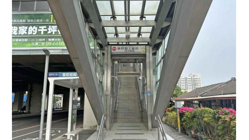 &nbsp;楠梓加工區站為地上三層車站，設有6處出入口，設有公共藝術『工業的力量』，二樓為大廳層，三樓為月台層，設有一座島式月台。【圖/2號出入口，宏毅新村】