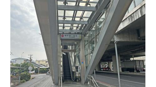 &nbsp;楠梓加工區站為地上三層車站，設有6處出入口，設有公共藝術『工業的力量』，二樓為大廳層，三樓為月台層，設有一座島式月台。【圖/3號出入口，宏毅三路】