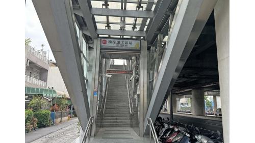 &nbsp;楠梓加工區站為地上三層車站，設有6處出入口，設有公共藝術『工業的力量』，二樓為大廳層，三樓為月台層，設有一座島式月台。【圖/4號出入口，後勁農會、後勁夜市】