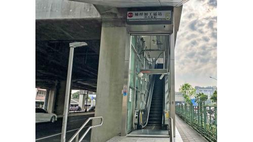 &nbsp;楠梓加工區站為地上三層車站，設有6處出入口，設有公共藝術『工業的力量』，二樓為大廳層，三樓為月台層，設有一座島式月台。【圖/5號出入口，楠梓科技園區】
