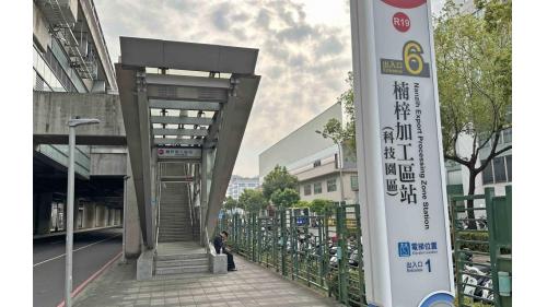 &nbsp;楠梓加工區站為地上三層車站，設有6處出入口，設有公共藝術『工業的力量』，二樓為大廳層，三樓為月台層，設有一座島式月台。【圖/6號出入口，園區育樂中心】