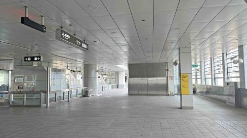 &nbsp;楠梓加工區站為地上三層車站，設有6處出入口，設有公共藝術『工業的力量』，二樓為大廳層，三樓為月台層，設有一座島式月台。【圖/車站大廳】