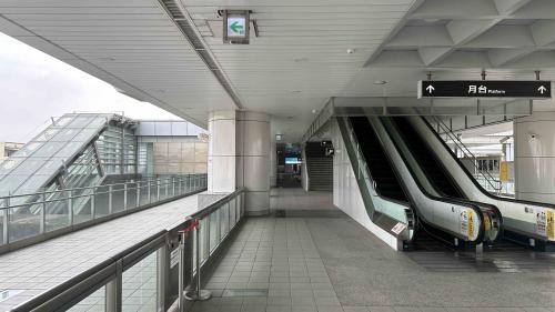&nbsp;楠梓加工區站為地上三層車站，設有6處出入口，設有公共藝術『工業的力量』，二樓為大廳層，三樓為月台層，設有一座島式月台。【圖/穿堂層】