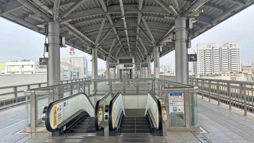 &nbsp;楠梓加工區站為地上三層車站，設有6處出入口，設有公共藝術『工業的力量』，二樓為大廳層，三樓為月台層，設有一座島式月台。