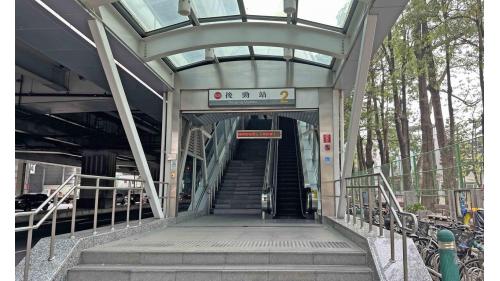 &nbsp;後勁站為地上三層車站，設有3處出入口，設有公共藝術『海納百川』，二樓為大廳層，三樓為月台層，設有兩座側式月台及全高式月台門。【圖/2號出入口，高科大(楠梓校區】
