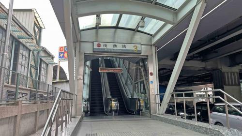 &nbsp;後勁站為地上三層車站，設有3處出入口，設有公共藝術『海納百川』，二樓為大廳層，三樓為月台層，設有兩座側式月台及全高式月台門。【圖/3號出入口，後勁活動中心、高雄煉油廠】