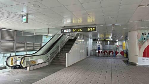 &nbsp;後勁站為地上三層車站，設有3處出入口，設有公共藝術『海納百川』，二樓為大廳層，三樓為月台層，設有兩座側式月台及全高式月台門。【圖/車站大廳】