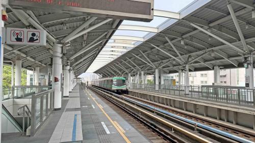 &nbsp;後勁站為地上三層車站，設有3處出入口，設有公共藝術『海納百川』，二樓為大廳層，三樓為月台層，設有兩座側式月台及全高式月台門。