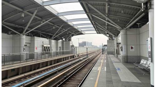 &nbsp;後勁站為地上三層車站，設有3處出入口，設有公共藝術『海納百川』，二樓為大廳層，三樓為月台層，設有兩座側式月台及全高式月台門。