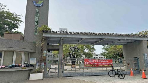 &nbsp;後勁站編號為R20，位於楠梓區加昌路，於2008年3月啟用，由於鄰近當地校區，此站之設計主題訂定為「學院風華」，車站附近有後勁國小、後勁國中及高雄科技大學楠梓校區。【圖/後勁國小】