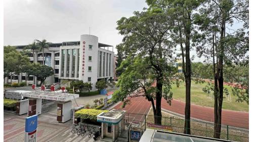 &nbsp;後勁站編號為R20，位於楠梓區加昌路，於2008年3月啟用，由於鄰近當地校區，此站之設計主題訂定為「學院風華」，車站附近有後勁國小、後勁國中及高雄科技大學楠梓校區。【圖/後勁國中】