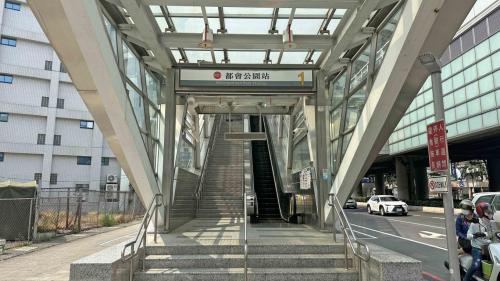 &nbsp;都會公園站為地上三層車站，設有4處出入口，二樓為大廳層，設有公共藝術『生命的力量』，三樓為月台層，設有一座島式月台。【圖/1號出入口，高雄捐血中心】