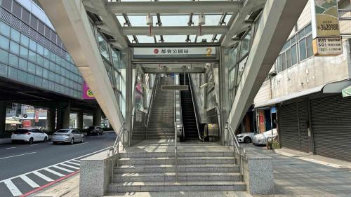 &nbsp;都會公園站為地上三層車站，設有4處出入口，二樓為大廳層，設有公共藝術『生命的力量』，三樓為月台層，設有一座島式月台。【圖/2號出入口，楠梓火車站、代天府、楠梓區所公所】