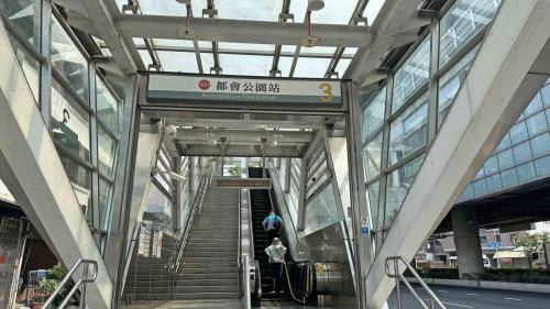 &nbsp;都會公園站為地上三層車站，設有4處出入口，二樓為大廳層，設有公共藝術『生命的力量』，三樓為月台層，設有一座島式月台。【圖/3號出入口，青埔街】