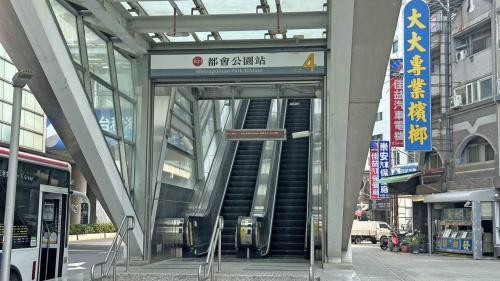 &nbsp;都會公園站為地上三層車站，設有4處出入口，二樓為大廳層，設有公共藝術『生命的力量』，三樓為月台層，設有一座島式月台。【圖/4號出入口，交通部公路總局高雄市區監理所、都會公園、海洋國家公園管理處】