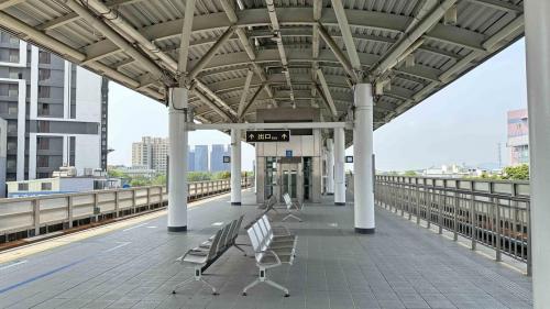 &nbsp;都會公園站為地上三層車站，設有4處出入口，二樓為大廳層，設有公共藝術『生命的力量』，三樓為月台層，設有一座島式月台。