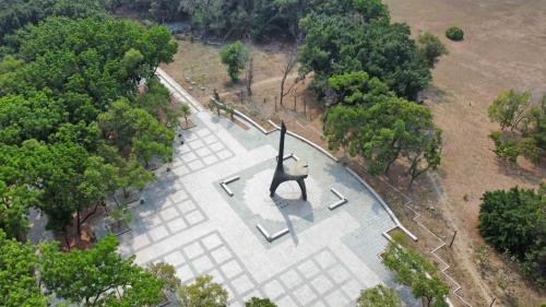 &nbsp;都會公園站編號為R21，位於楠梓區高楠公路，於2008年3月啟用，車站鄰近高雄都會公園，是台灣第二大的都市公園，總面積約95公頃，是一座同時兼顧生態保育、環境教育及防災、緩衝及提供民眾運動休憩等多用途大型都會生態公園。【圖/高雄都會公園】