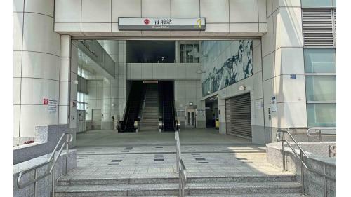 &nbsp;青埔站為地上三層車站，設有1處出入口，二樓為大廳層，設有公共藝術『聆聽雲光』，三樓為月台層，設有一座島式月台及全高式月台門。【圖/１號出入口，台糖花卉農園、橋頭新市鎮】