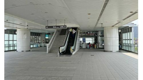 &nbsp;青埔站為地上三層車站，設有1處出入口，二樓為大廳層，設有公共藝術『聆聽雲光』，三樓為月台層，設有一座島式月台及全高式月台門。【圖/車站大廳】