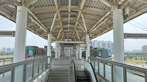 &nbsp;青埔站為地上三層車站，設有1處出入口，二樓為大廳層，設有公共藝術『聆聽雲光』，三樓為月台層，設有一座島式月台及全高式月台門。