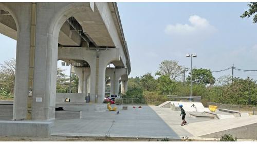 &nbsp;青埔站編號為R22，位於橋頭區經武路，於2008年3月啟用，車站附近設有青埔極限運動公園及青埔棒球場。【圖/青埔極限運動公園】