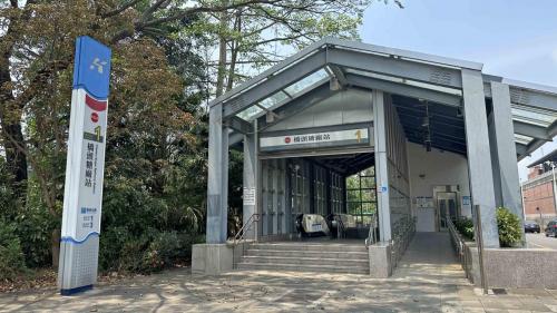 &nbsp;橋頭糖廠站為地下一層地上二層車站，設有3處出入口，地下一樓為通往一號出口地下道，一樓為大廳層及出入口，設有公共藝術『歷史的三個孩子－一種場域躍動的美學』，二樓為月台層，設有一座島式月台。【圖/1號出入口，橋頭區農會、仕隆國小】