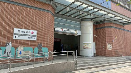 &nbsp;橋頭糖廠站為地下一層地上二層車站，設有3處出入口，地下一樓為通往一號出口地下道，一樓為大廳層及出入口，設有公共藝術『歷史的三個孩子－一種場域躍動的美學』，二樓為月台層，設有一座島式月台。【圖/2號出入口，中山堂、興糖國小】