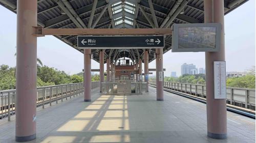 &nbsp;橋頭糖廠站為地下一層地上二層車站，設有3處出入口，地下一樓為通往一號出口地下道，一樓為大廳層及出入口，設有公共藝術『歷史的三個孩子－一種場域躍動的美學』，二樓為月台層，設有一座島式月台。