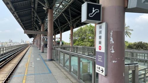 &nbsp;橋頭糖廠站為地下一層地上二層車站，設有3處出入口，地下一樓為通往一號出口地下道，一樓為大廳層及出入口，設有公共藝術『歷史的三個孩子－一種場域躍動的美學』，二樓為月台層，設有一座島式月台。