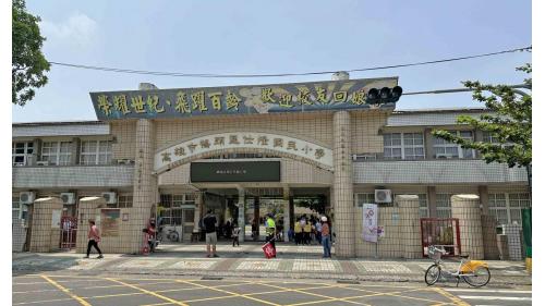 &nbsp;橋頭糖廠站編號為R22A，位於橋頭區興糖路，橋頭糖廠站站體建築配色，係是以橋頭糖廠建物的紅磚灰瓦為概念打造，以「古色古香」的設計風格呼應橋頭糖廠古蹟。車站附近有高雄橋頭糖廠，目前該糖廠已被列為市定文化景觀。此外附近有仕隆國小及興糖國小。【圖/仕隆國小】