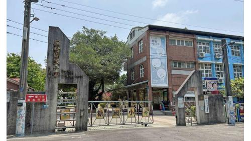 &nbsp;橋頭糖廠站編號為R22A，位於橋頭區興糖路，橋頭糖廠站站體建築配色，係是以橋頭糖廠建物的紅磚灰瓦為概念打造，以「古色古香」的設計風格呼應橋頭糖廠古蹟。車站附近有高雄橋頭糖廠，目前該糖廠已被列為市定文化景觀。此外附近有仕隆國小及興糖國小。【圖/興糖國小】