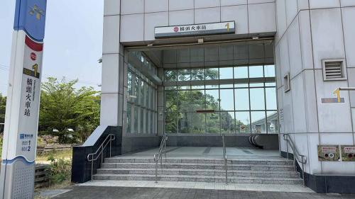 &nbsp;橋頭火車站為地上三層車站，設有2處出入口，一樓為出入口及台鐵月台，二樓為捷運大廳層，設有公共藝術『天工開物』，三樓為月台層，設有一座島式月台，並設有公共藝術『交融與共構』。【圖/1號出入口，橋頭糖廠、橋燕路、R23糖倉會展中心】