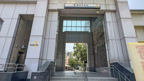 &nbsp;橋頭火車站為地上三層車站，設有2處出入口，一樓為出入口及台鐵月台，二樓為捷運大廳層，設有公共藝術『天工開物』，三樓為月台層，設有一座島式月台，並設有公共藝術『交融與共構』。【圖/2號出入口，台鐵剪票口、成功路、橋頭國小、橋頭國中、橋頭區公所、台電服務所、站前街、橋頭路、糖北路】