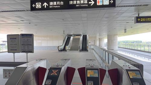 &nbsp;橋頭火車站為地上三層車站，設有2處出入口，一樓為出入口及台鐵月台，二樓為捷運大廳層，設有公共藝術『天工開物』，三樓為月台層，設有一座島式月台，並設有公共藝術『交融與共構』。【圖/車站大廳】