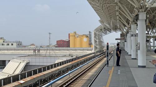 &nbsp;橋頭火車站為地上三層車站，設有2處出入口，一樓為出入口及台鐵月台，二樓為捷運大廳層，設有公共藝術『天工開物』，三樓為月台層，設有一座島式月台，並設有公共藝術『交融與共構』。