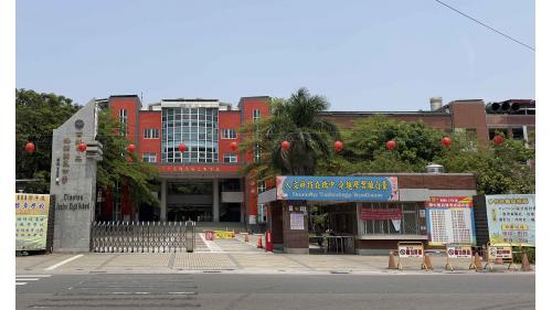 &nbsp;橋頭火車站編號為R23，位於橋頭區站前街，於2008年3月啟用，是一座與台鐵車站共構之捷運站，旅客可由此站轉乘台鐵。車站附近有橋頭國中及橋頭國小。【圖/】