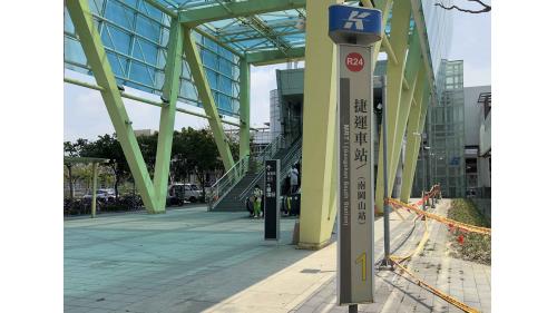 &nbsp;南岡山站為二層樓車站，設有2處出入口，二樓為大廳層，一樓為出入口及月台層，設有一座島式月台。 【圖/1號出入口，高雄市政府文化局岡山文化中心、岡山南路、中山南路、劉厝公園】