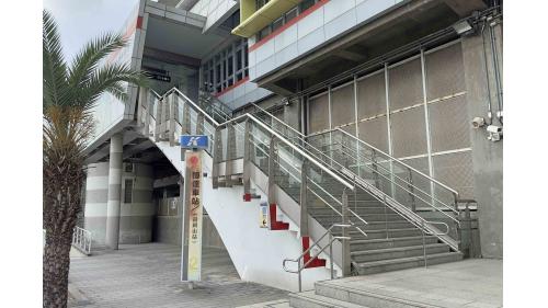 &nbsp;南岡山站為二層樓車站，設有2處出入口，二樓為大廳層，一樓為出入口及月台層，設有一座島式月台。 【圖/2號出入口，崙子頂路、高雄市岡山區和平國小】