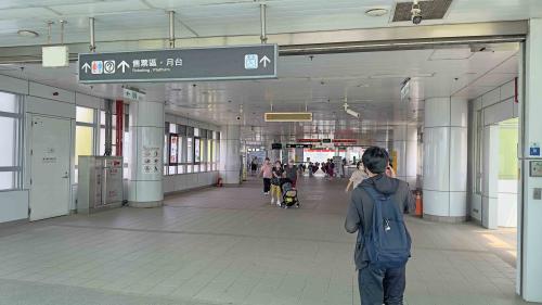 &nbsp;南岡山站為二層樓車站，設有2處出入口，二樓為大廳層，一樓為出入口及月台層，設有一座島式月台。 【圖/二樓穿堂層】