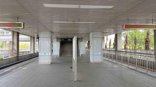 &nbsp;南岡山站為二層樓車站，設有2處出入口，二樓為大廳層，一樓為出入口及月台層，設有一座島式月台。