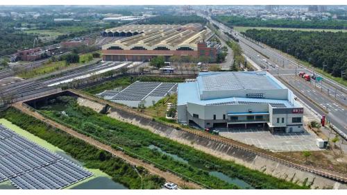 &nbsp;北機廠亦稱岡山機廠，位於橋頭區成功北路上，為一座三級修護廠，面積約34公頃，提供高雄捷運紅線調度、維修、駐車及測試使用。