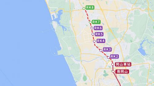 &nbsp;岡山路竹延伸線共設置8座車站，為紅線R24南岡山站延伸段，全長13.22公里，採高運量系統，分兩大階段興建。第一階段為R24南岡山站到台鐵岡山車站，全長約 1.46 公里，設置 1 座高架車站。於2019年開工，預計於2024年6月底通車試營運。第二階段分A、B 兩階段進行，第二A階段建置5座高架車站，全長約 7.75 公里，預計於 2027 年完工。第二B階段目前為基本設計階段，設置2座車站，長約3.87公里，預計於2029年完工通車。【圖/岡山路竹延伸線】