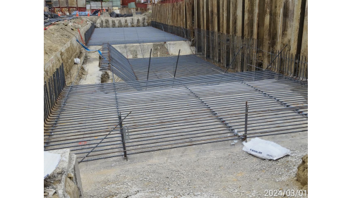 &nbsp;岡山路竹延伸線為目前興建中的路網，共設置8座車站，為紅線R24南岡山站延伸段，全長13.22公里，採用高運量系統，共分成兩大階段興建。第一階段為R24南岡山站到台鐵岡山車站，全長約 1.46 公里，設置 1 座高架車站。於2019年開工，預計2024年6月底可以通車試營運。【圖/113.3.1 跨站天橋東出入口電扶梯基礎鋼筋綁紮】