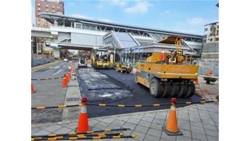 &nbsp;岡山路竹延伸線為目前興建中的路網，共設置8座車站，為紅線R24南岡山站延伸段，全長13.22公里，採用高運量系統，共分成兩大階段興建。第一階段為R24南岡山站到台鐵岡山車站，全長約 1.46 公里，設置 1 座高架車站。於2019年開工，預計2024年6月底可以通車試營運。【圖/113.04.03-車站西出入口地面層人行道墊層澆置】